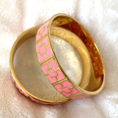 Brazalete Brazalete Modernista Trina Turk Esmalte Rosa Claro Tono Dorado (s) Foto 1 de 4