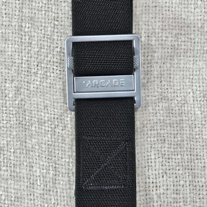 Correa Arcade In Venture Out Cinturón Elástico Negro con Hebilla Plateada 45"+  - Imagen 1 de 7