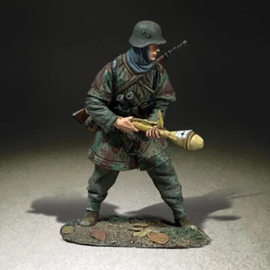 BRITAINS WORLD WAR 2 GERMAN 25110 WAFFEN GRENADIER ARMED WITH PANZERFAUST - Picture 1 of 1