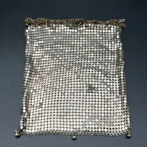 Bolso de mano pequeño de malla de metal plateado con cordón cadena cierre bolso de mano - Imagen 1 de 7