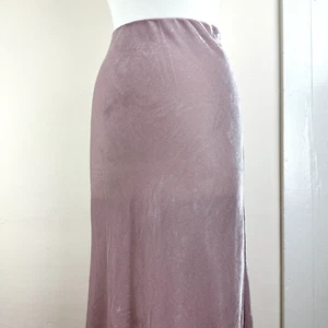 Neu mit Etikett by Anthropology Damen M Tilda schräg geschnittener Samt Maxi-Schlupfrock in Lavendel - Bild 1 von 16