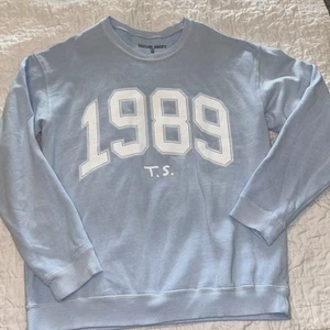 Taylor Swift 1989 T.S. Sweatshirt Size XL Light Blue Official Merch - Picture 1 of 5