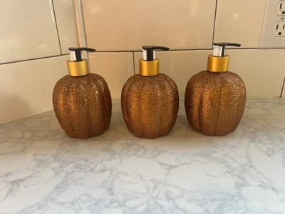 3 glitter pumpkin plastic soap dispensers. Thanksgiving autumn harvest decor. - Imagem 1 de 4