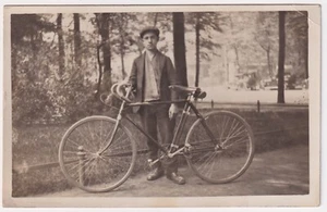 AK Echtfotokarte Mann mit Fahrrad / Rennrad am Waldrand ca. 1920/30er-Jahre - Picture 1 of 2