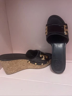 Sandalias de cuña Tory Burch 8 M charol negro 3" deslizables logotipo dorado zapatos Foto 1 de 4