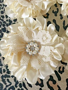 HANDGEFERTIGTES BAND BLUMENROSEN IN ELFENBEIN MIT SPITZENMITTE, 4ER SET - Bild 1 von 3
