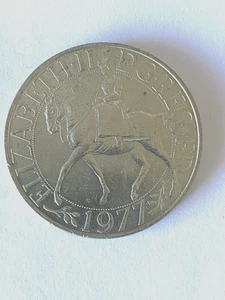 1977 CROWN UNC THE QUEEN PLATA JUBILEO ligeras marcas por edad - Imagen 1 de 2