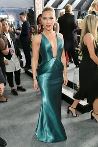 Póster fotográfico brillante de Scarlett Johansson en un sag de 11" x 17" - Imagen 1 de 1