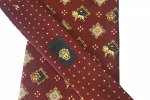 GIANNI VERSACE MEN'S TIE BURGUNDY/MEDUSA PRINT WIDTH: 4" LENGTH 57" - Picture 1 of 7