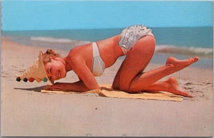 Tarjeta postal de niña pin-up años 60 "Peek-a-Boo" rubia en bikini blanco con volantes en la playa - Imagen 1 de 2