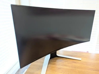 Monitor Alienware Curvo 34" WQHD 3440 X 1440 120Hz IPs Nano 2ms AW3420DW G-SYNC Foto 1 de 4