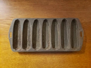 Vintage Cast Iron 7 Stick Corn Cob Cornbread Pan - Picture 1 of 2
