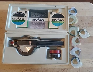 Dymo 1570 Deluxe Tapewriter Kit funzionante vintage etichettatrice cromata e nastro aperto 1/4" - Foto 1 di 10