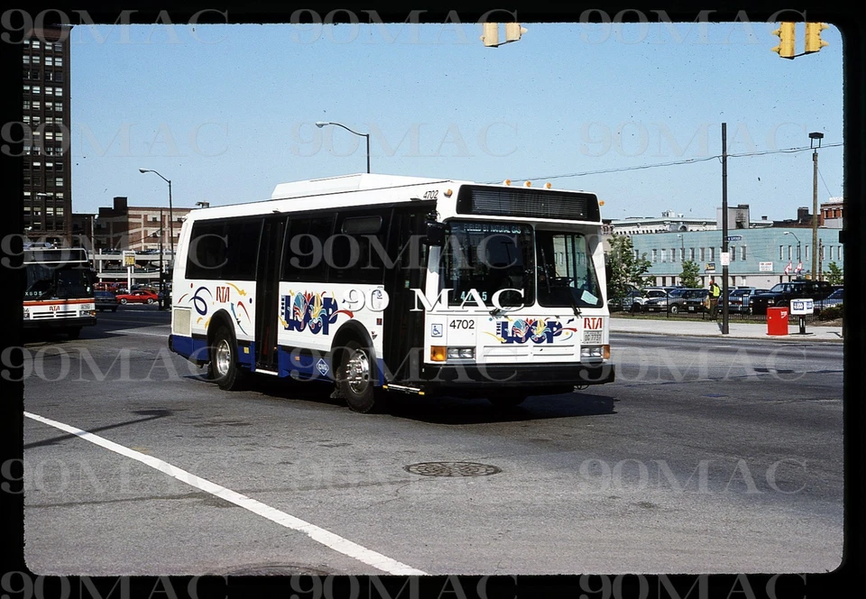 GCRTA. Autobús de metro flexible #4702. Cleveland (OH). Diapositiva original 1992. Foto 1 de 1