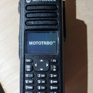 MOTOROLA XPR7550E AAH56RDN9RA1AN ENABLED UHF TWO-WAY DIGITAL RADIO GPS +ANTENNA - Zdjęcie 1 z 3