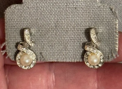 Винтажные серьги Napier с серебристыми стразами и искусственным каплевидным жемчугом - Изображение 1 из 4