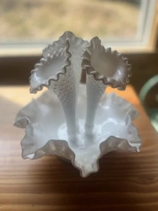 Centro de mesa vintage Fenton blanco Hobnail vidrio leche Epergne 3 cuernos mediados de siglo - Imagen 1 de 5