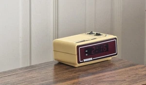 Timemaster Radio Alarm Clock / Space Age / Rare / Red / Vintage / Retro / Silver - Picture 1 of 24