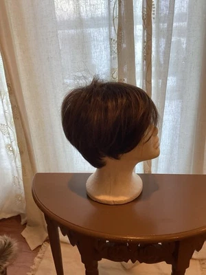 Peluca de pelo corto marrón dorado usada flequillo más largo Foto 1 de 4