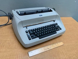 Vintage IBM Selectric Model 72 Golf Ball Electric Typewriter For Parts Turns On - Picture 1 of 8