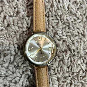 Geneva goldfarbene hellbraune Band Damen Armbanduhr goldenes Zifferblatt Japan Uhrwerk sauber - Bild 1 von 6