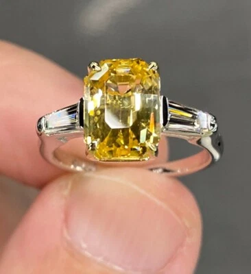 Anillo de diamantes de oro blanco de 18 quilates con zafiro amarillo talla esmeralda cultivado en laboratorio de 5,10 quilates Foto 1 de 4