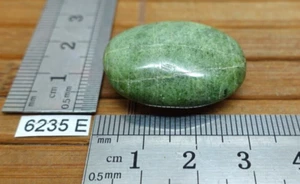 DIOPSIDE de Madagascar 12,8g pierre plate naturelle galet lithotherapie - Picture 1 of 5
