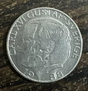 Vtg (1) One Krona 1988 Sweden Coin Carl XVI Gustaf Krone För Sverige Tiden NM/Mt - Picture 1 of 3