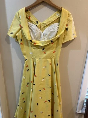 Vestido amarillo años 50 con sombreros e inserción blanca talla pequeña Foto 1 de 4