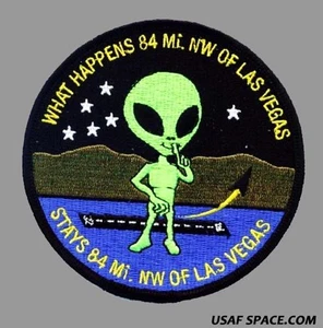 LO QUE PASA 84 MILLAS. NUEVO CON ETIQUETAS DE LAS VEGAS SE QUEDA 84 MILLAS. PARCHE DEL ÁREA 51 DE LAS VEGAS USAF - Imagen 1 de 3