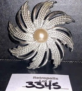 Sarah Coventry Pinwheel Brooch Pin Faux Pearl Silver Tone Vintage - Picture 1 of 7