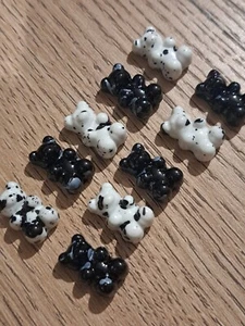 Lot de 10 oursons en plastique noir et blanc tacheté, 1.8 x 1.1 cm. - Imagen 1 de 2