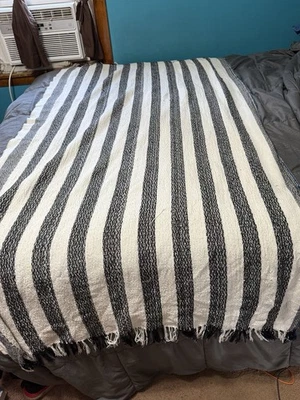Manta a rayas blancas negras con flecos aproximadamente 73"x44" Foto 1 de 4