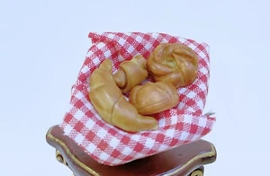 Cesta de pan/pastelería rellena miniatura para casa de muñecas - Imagen 1 de 3