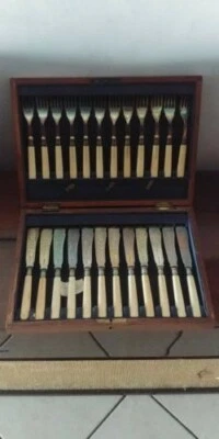 ANTICO SERVIZIO DI POSATE x 12 IN SHEFFIELD E ARGENTO 1894 - Immagine 1 di 3