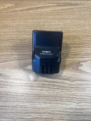 Minolta 2000i Shoe Mount Electronic Flash for Minolta and Sony DSLR's - Image 1 of 4
