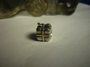 GENUINE - PANDORA STERLING SILVER " PRESENT RIBBON GIFT BOX CHARM " 925 ALE - Bild 1 von 8