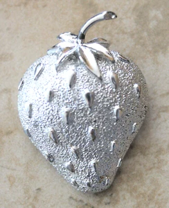 Broche vintage firmado Sarah Coventry cepillado tono plata fresa hielo fruta - Imagen 1 de 3