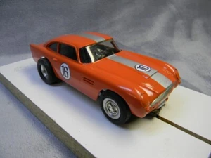 ÉCHELLE 1/32 1965 REVELL ASTON MARTIN DB-5 ORANGE CUSTOM SLOT CAR AVEC CHÂSSIS REVELL - Photo 1/9
