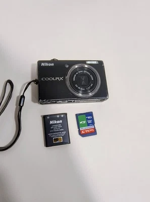 Cámara digital Nikon COOLPIX S570 12,0 MP 5x zoom óptico negra con batería *PIEZAS Foto 1 de 4