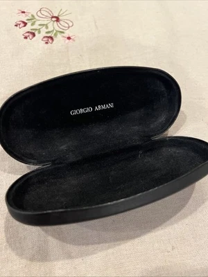 Estuche rígido para gafas de sol Giorgio Armani de cuero sintético negro Foto 1 de 4