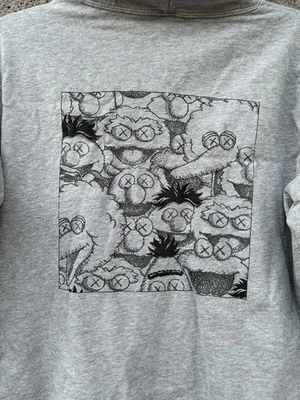 Sudadera Pullover Kaws x Sesame Street x Uniqlo Gris Gráfico Talla Grande Foto 1 de 4