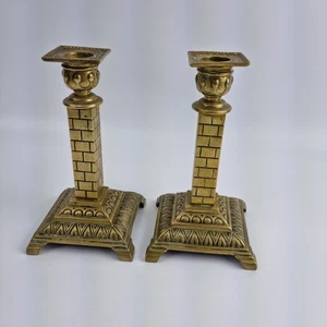 Paire de bougeoirs anciens colonne en brique laiton par W T & S - William Tonks & Sons - Photo 1/10