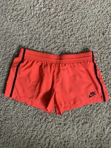 Women’s size medium coral Nike 2.5” athletic pull on shorts - Picture 1 of 5