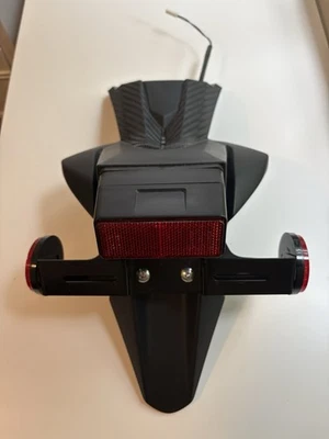 2011-2025 SUZUKI GSXR OEM LICENSE PLATE MOUNT / FENDER - Imagem 1 de 4