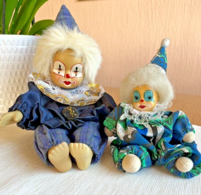 2 Clowns Harlekin sitzend, teils mit Keramik, Deko für Karneval, Fasching etc,  - Bild 1 von 3