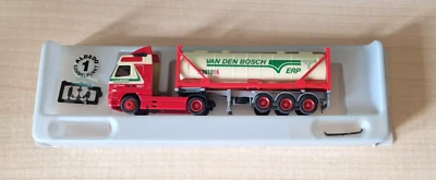 Albedo/Herpa 296033 VOLVO FH16 Van Den Bosch container OVP 1:87 - Immagine 1 di 4
