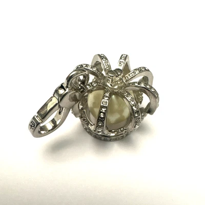 Dije corona plateado Juicy Couture raro con cierre de perla sintética y langosta Foto 1 de 4