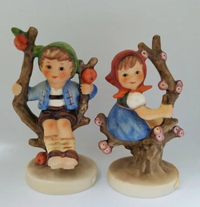 Vintage Hummel Apple Tree Girl #147/3/0 & Apple Tree Boy #142/3/0 SET 4,25" alto - Foto 1 di 12