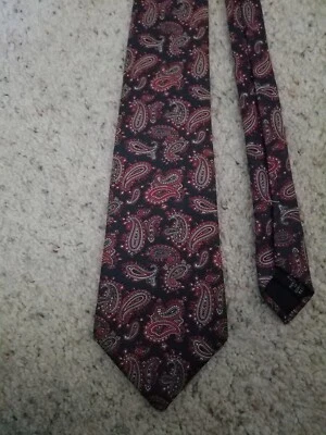 Corbata de cachemira borgoña look retro Foto 1 de 2